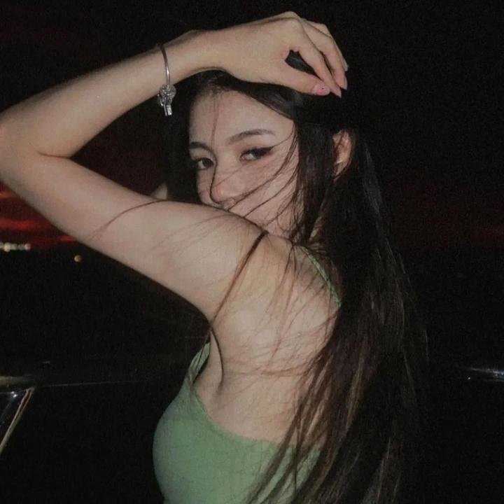 穿蓝衣的男孩
